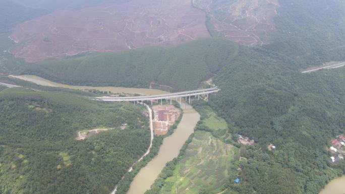 高速公路与河流交汇热点环绕航拍