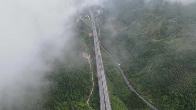 穿云航拍高速公路路面