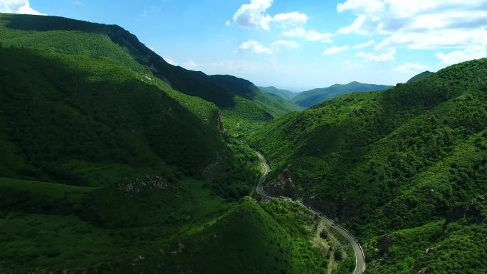 航拍阴山山脉公路