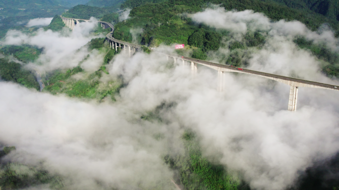 云端上的雅西高速腊八斤大桥云雾航拍