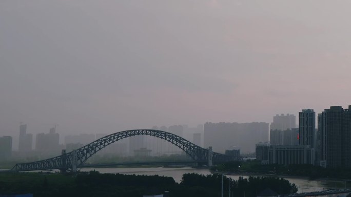 汉江湾桥雨扑面而来雨过天晴
