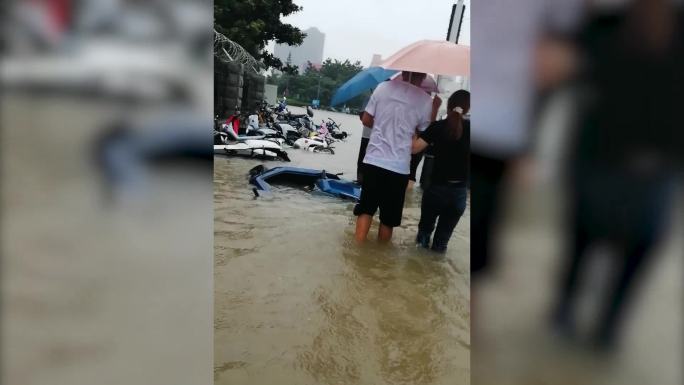 郑州暴雨街头小区实拍龙吸水救援