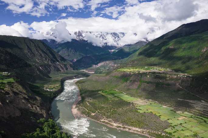 雅鲁藏布大峡谷南迦巴瓦峰航拍延时摄影素材