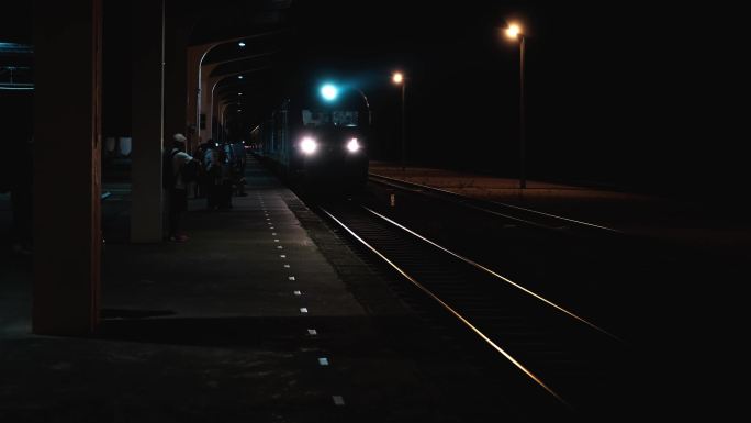 夜晚乘坐火车
