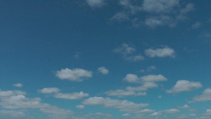 蓝色天空中永恒的云