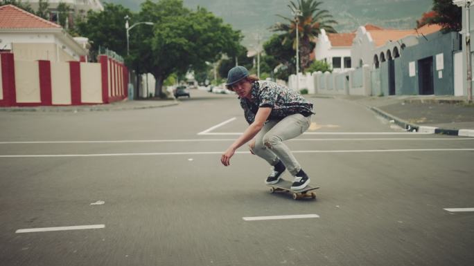男子在街上滑板