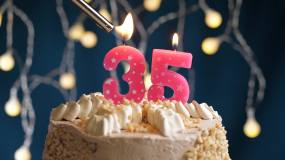 点燃35岁生日蛋糕