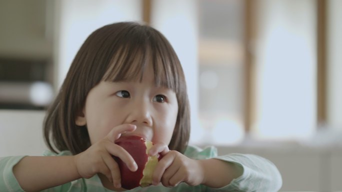 女孩在厨房吃苹果