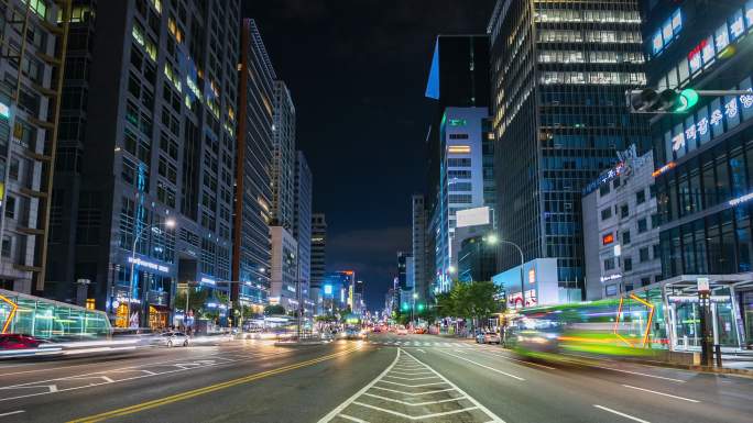 韩国首尔市的夜间交通。