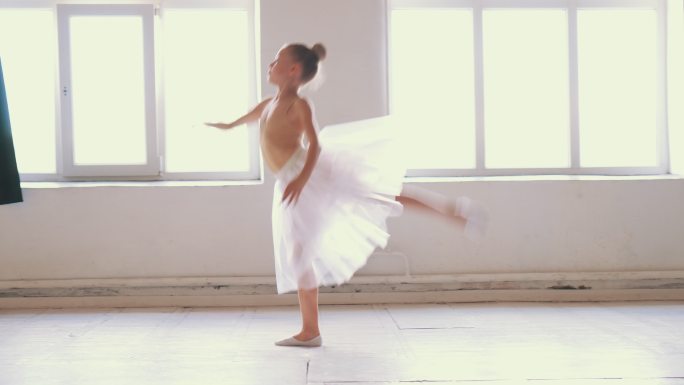 美丽的芭蕾舞演员在舞蹈室排练