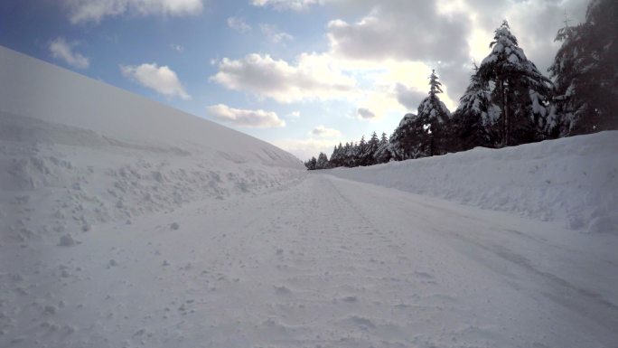 铺满白雪的公路雪路白雪皑皑积雪