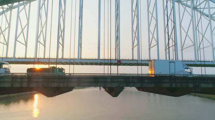 大桥河面日出