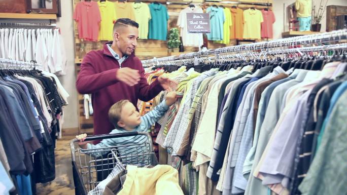 一位父亲和他的儿子在一家服装店购物