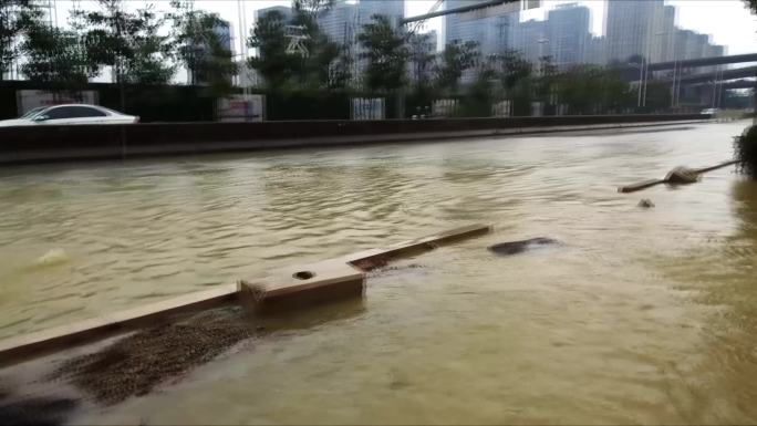 城市大雨过后车辆驶过被水淹的道路