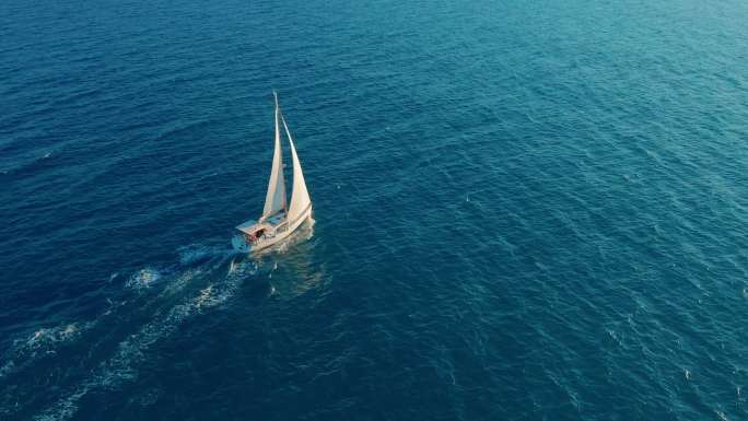海上的帆船海面帆船美景航拍扬帆起航宣传片