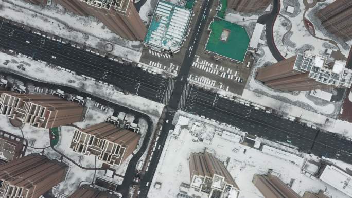 下雪后的住宅4K航拍鸟瞰公路白雪覆盖
