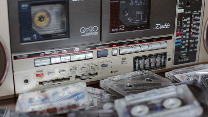 带盒式磁带的旧盒式磁带录音机。