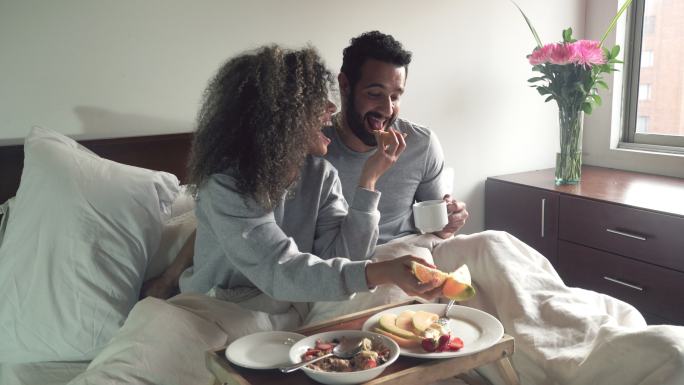 夫妻俩在床上吃早餐