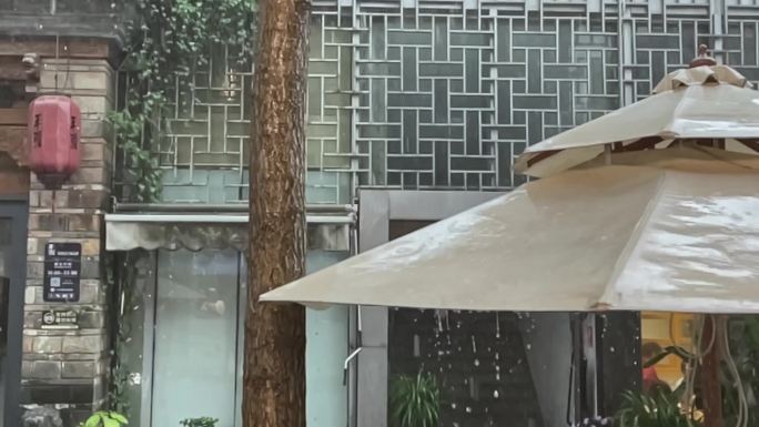 昆明正义坊雨景