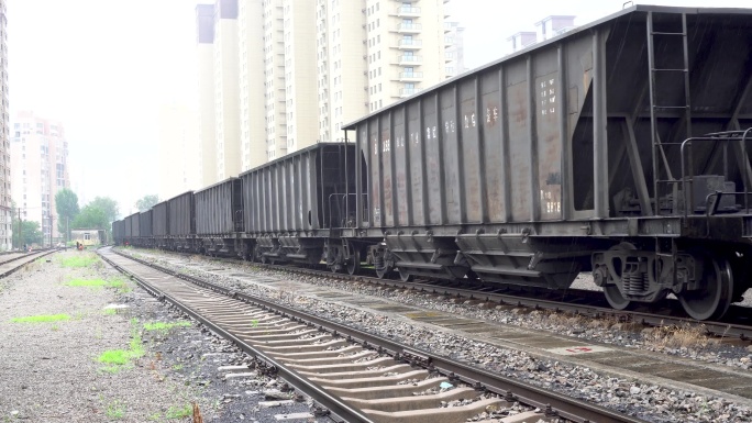 行驶中的铁路货运列车铁路运输煤炭运输