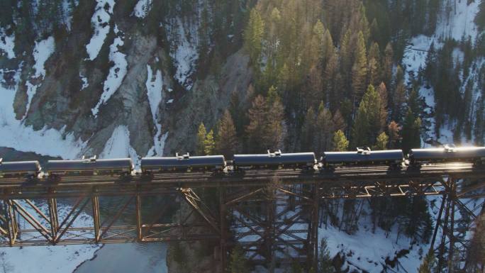 火车在冬季穿越落基山脉，火车过桥