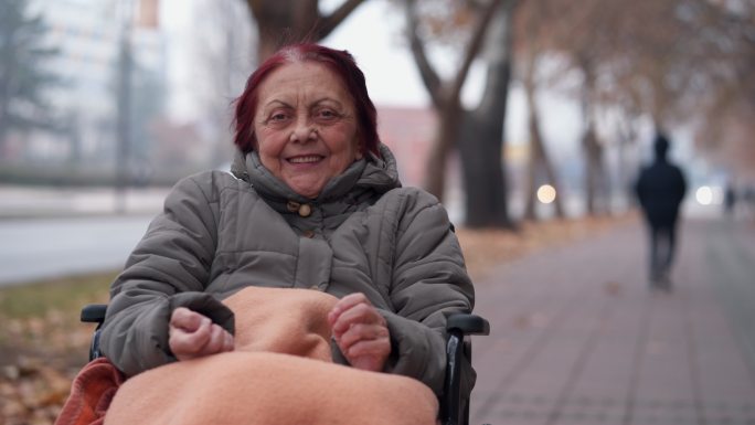 城市里轮椅上的老妇人