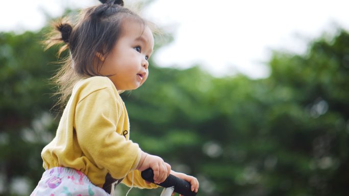 骑脚踏车的小女孩小孩子幼儿园女儿骑车