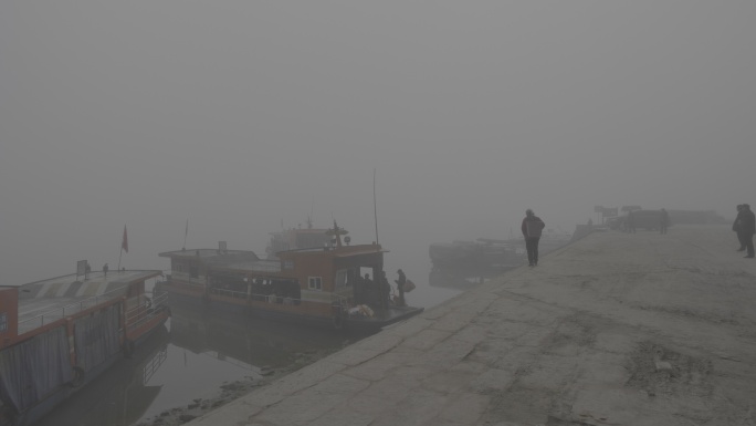 晨雾中的渡口、渡船