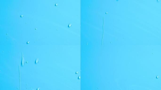 水滴慢慢地顺着蓝色的墙流下来。
