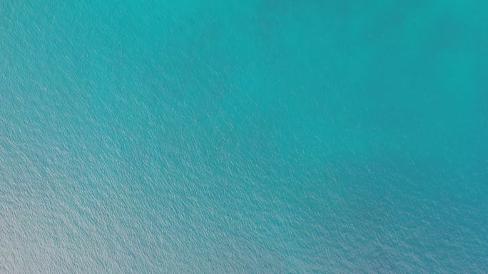 俯瞰平静蓝色海面
