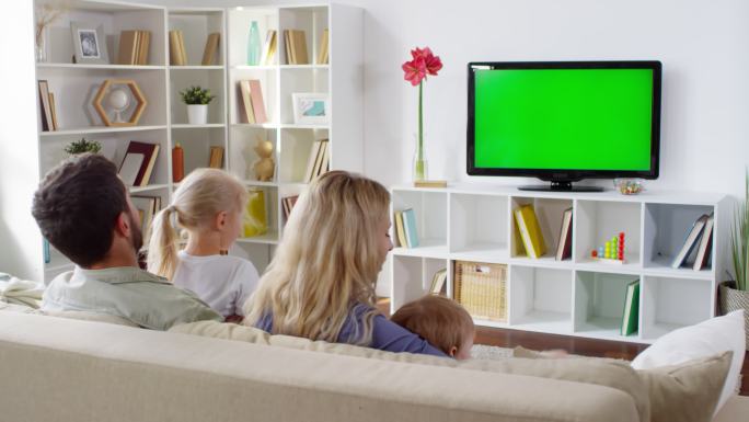 孩子们和父母一起在客厅看电视