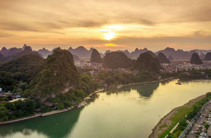 桂林城市叠彩山航拍延时风光风景日落大气