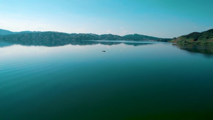 碧水蓝天的湖泊