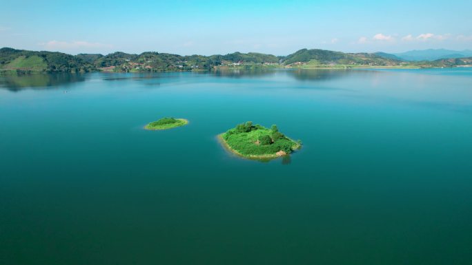 生态湖泊和绿色小岛