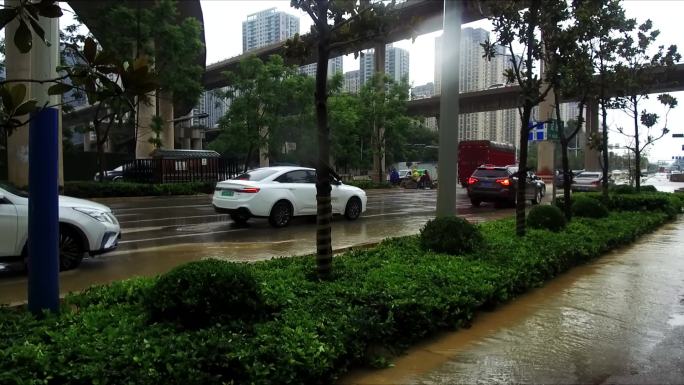 下雨天车辆行人行驶在积水的道路上立交桥下