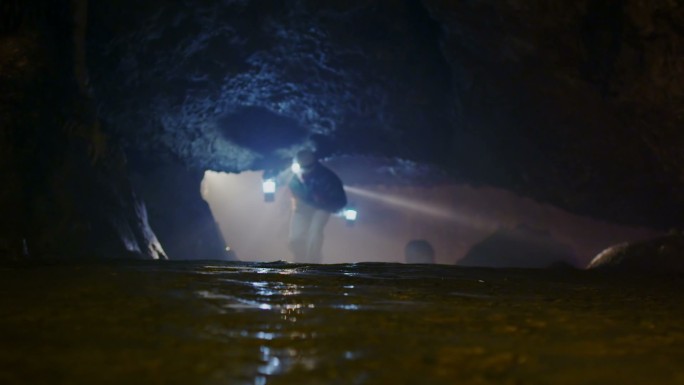 地质学家正在探索黑暗的洞穴