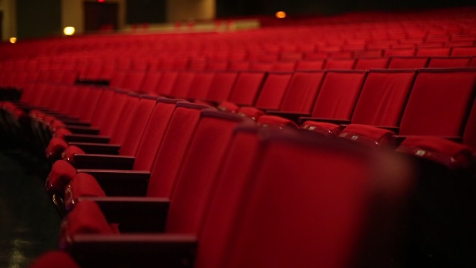 剧院红色座椅跟踪近景拍摄