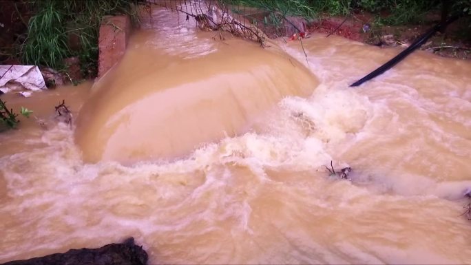 大雨过后大水冲进道路上下水道被堵水淹马路