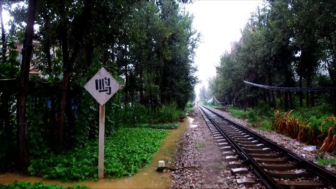 下雨铁路口禁止鸣笛镜头