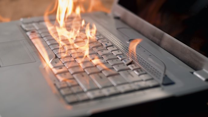 笔记本电脑键盘突然起火