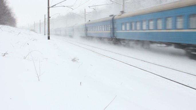 在雪地上行驶的电动火车。