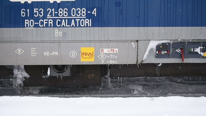 大雪中行驶的火车