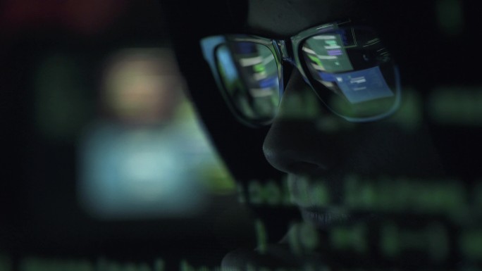 戴眼镜的黑客在线连接并窃取数据