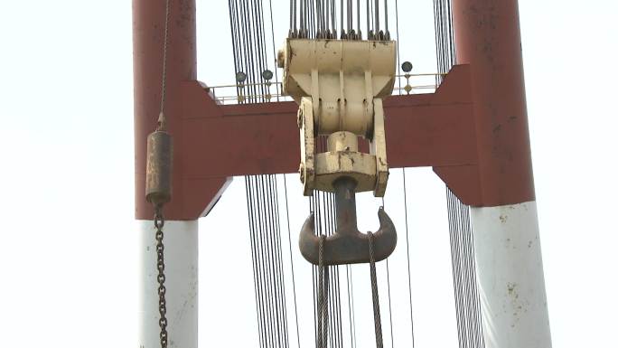 码头大型吊机吊装预制块装船