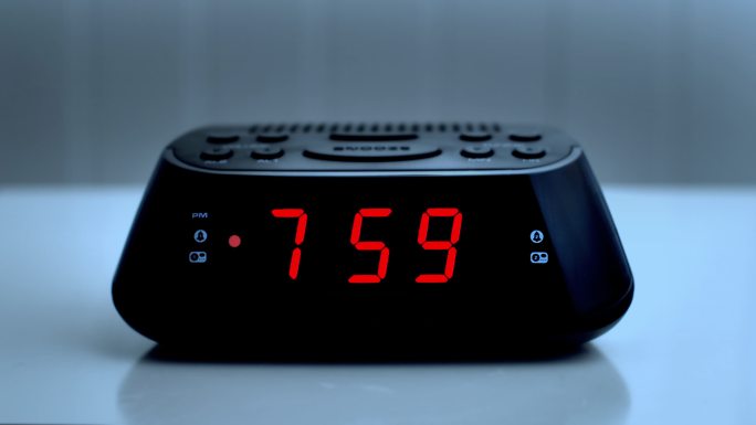 关闭数字闹钟，时间从7.59到8.00。