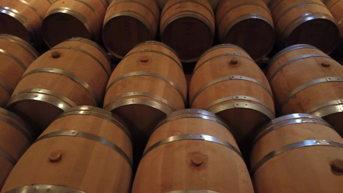 法国波尔多葡萄园酒窖中的橡木桶