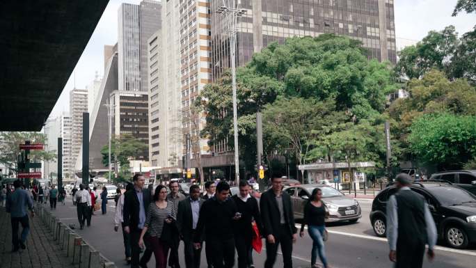 街道上的行人人流城市街道城市人文