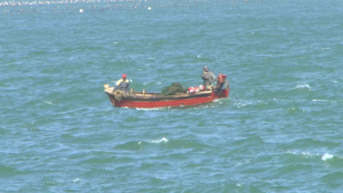 大海中的小渔船