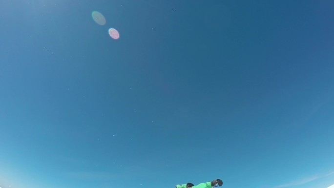 滑雪运动员在蓝天上跳跃