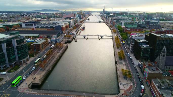 爱尔兰都柏林市，一架无人机飞越利菲河。
